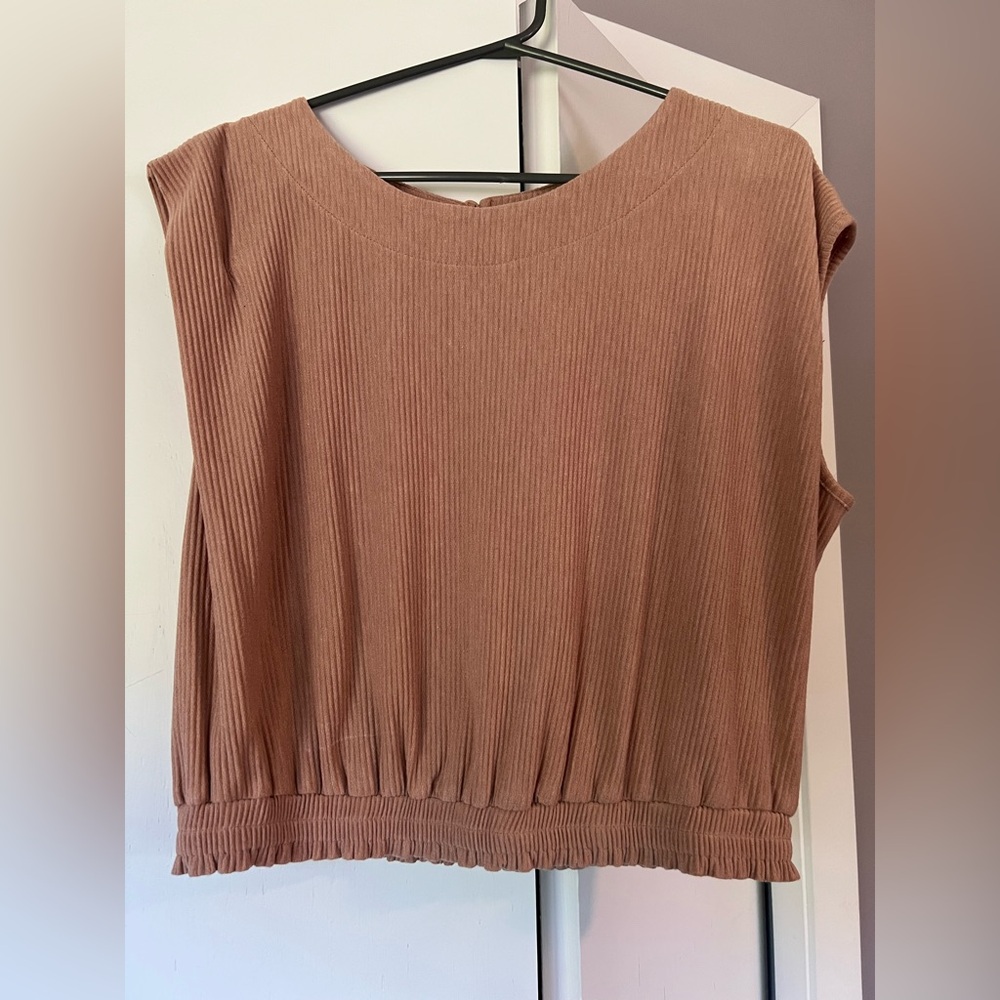 ILLA ILLA Ribbed Sleeveless Cropped Tank Top